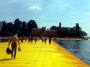 The floating piers, installazione sul Lago d'Iseo di Christo